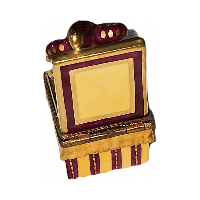 A thoughtful gift for Francophiles: the Jester Jack Limoges box