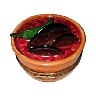 Painted details on the Mexican Salsa with Chili Pepper Limoges box, French art in miniature