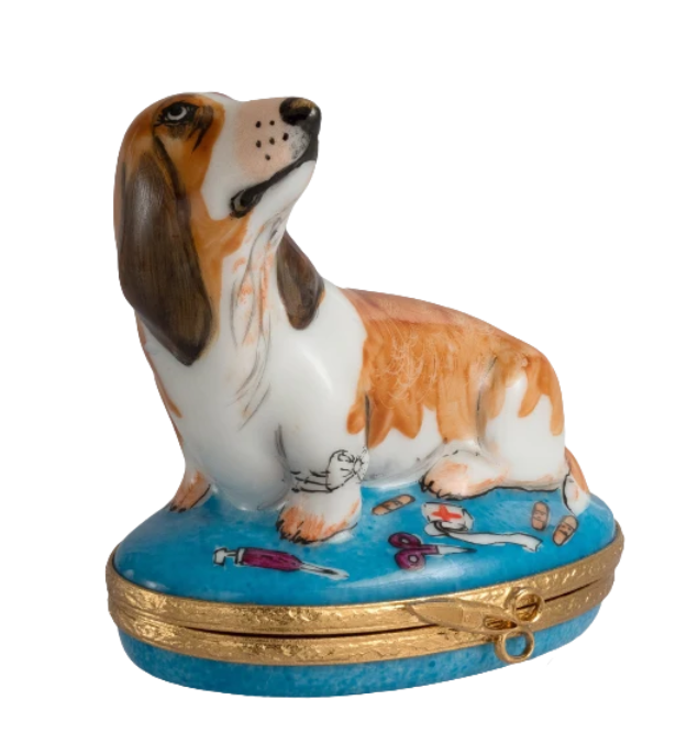 Basset Hound with first-aid kit, hand-painted Limoges porcelain box by Artoria, view 3