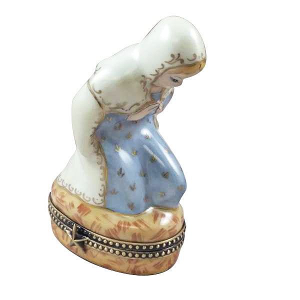 Painted details on the Satin Nativity Set, 12 Pieces Limoges box, French art in miniature