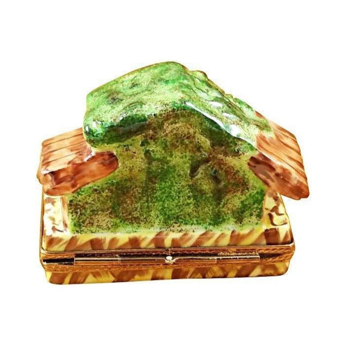 Fine art lovers will admire this Manger Nativity for Christmas Limoges box