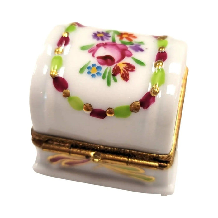 The painter's artistry shows on this White Chest Roses Locket Clasp Limoges box