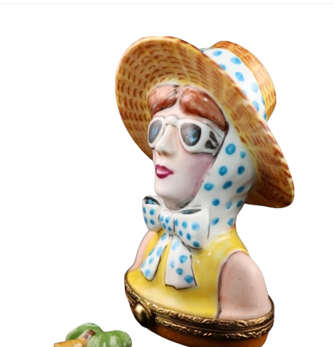 Tourist Lady with straw hat and sunglasses, hand-painted Limoges porcelain box by Artoria, view 3
