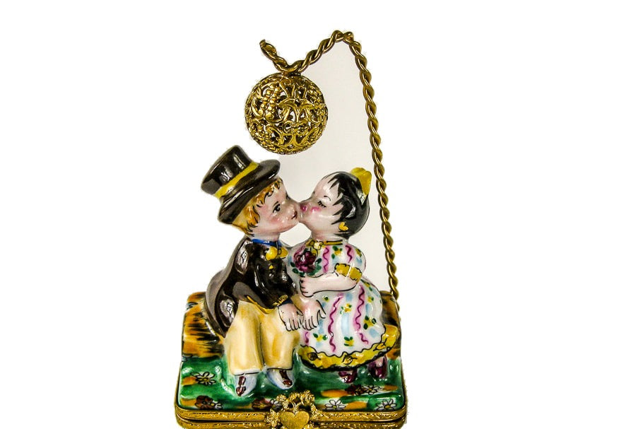 Couple Kissing Under Lamp Post hand-painted Limoges porcelain box by Sinclair
