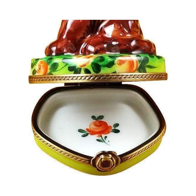 Painted details on the Ru King Charles Spaniel Limoges box, French art in miniature