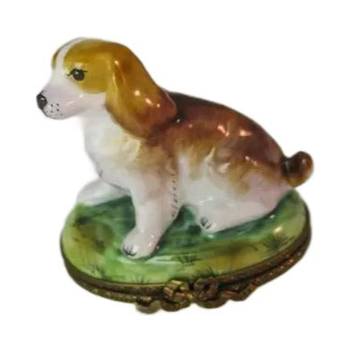 Painted details on the Beagle Dog on Grass Limoges box, French art in miniature
