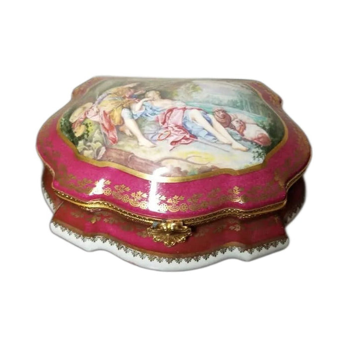 Lovers Jewelry 250 Romantic Limoges box, an heirloom-quality piece for collectors